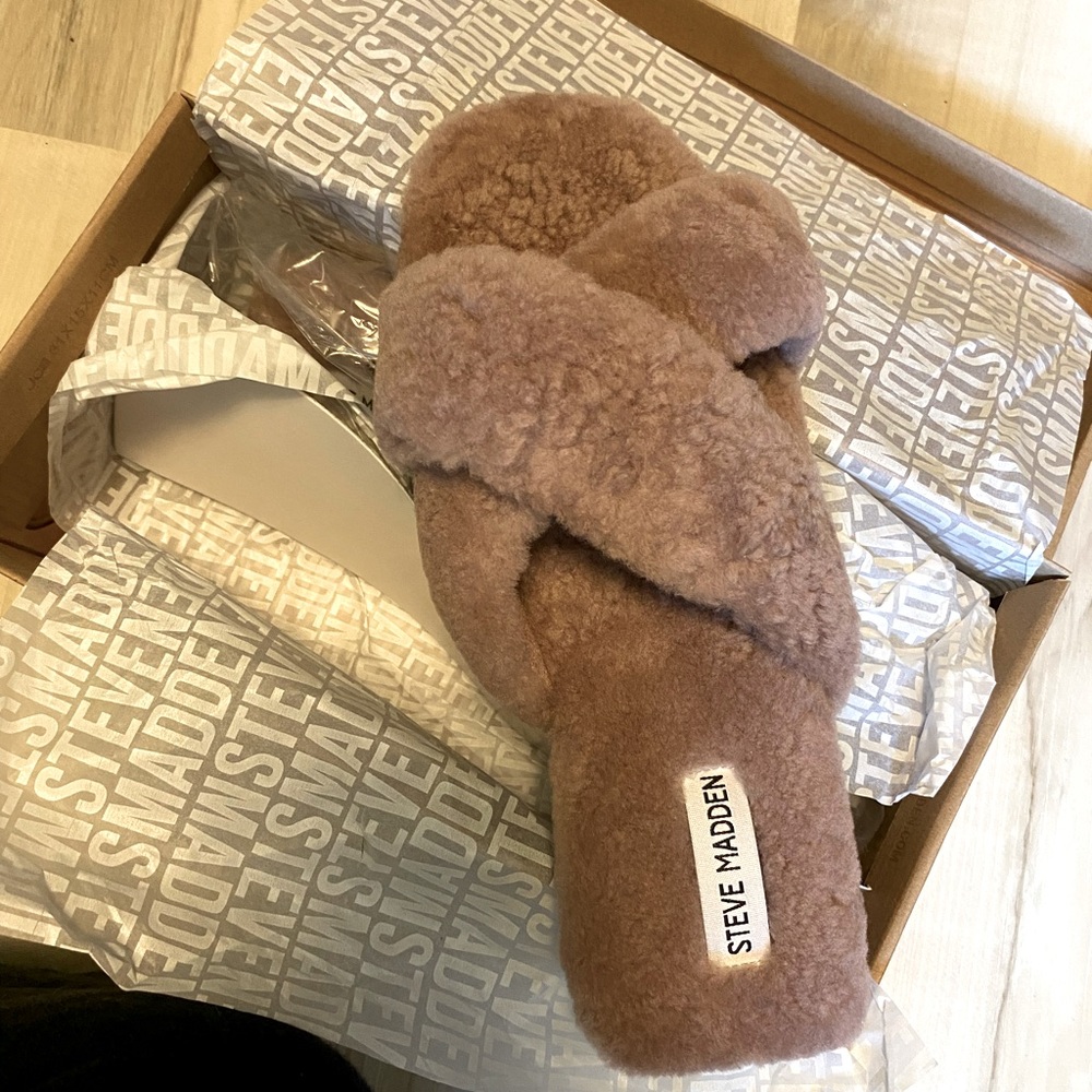 Size 9 Steve Madden Slippers. Color blush